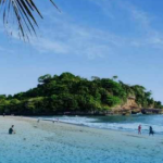 Panorama pantai dan gugusan pulau karang di pesisir selatan Kabupaten Malang