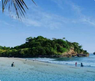 Panorama pantai dan gugusan pulau karang di pesisir selatan Kabupaten Malang